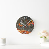 Herbstlaube im Wasserfall I Herbstfotografie Runde Wanduhr (Zuhause)