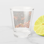 Herbstlaube im Wasserfall I Herbstfotografie Schnapsglas (Rückseite)