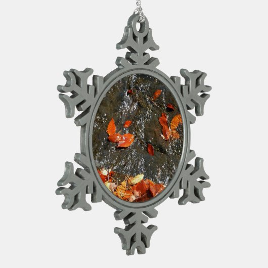 Herbstlaube im Wasserfall I Herbstfotografie Schneeflocken Zinn-Ornament (Links)