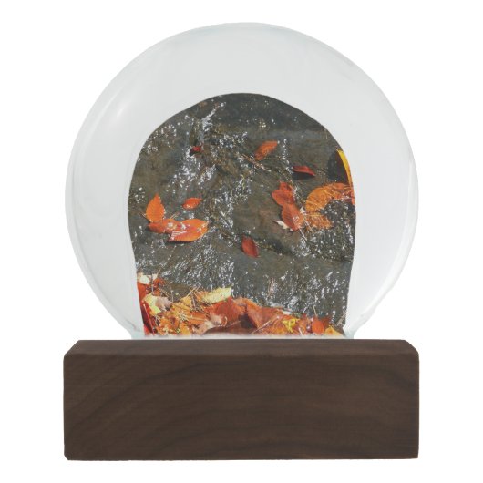 Herbstlaube im Wasserfall I Herbstfotografie Schneekugel (Rückseite)