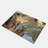 Herbstlaube im Wasserfall II Herbstfotografie Fußmatte (Schrägansicht)