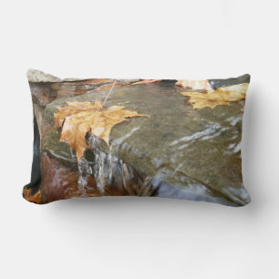 Herbstlaube im Wasserfall II Herbstfotografie Lendenkissen
