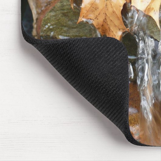 Herbstlaube im Wasserfall II Herbstfotografie Mousepad (Ecke)