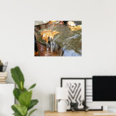 Herbstlaube im Wasserfall II Herbstfotografie Poster (Heimbüro)