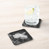 Herbstlaube in einem Teich in Schwarz und Weiß Getränkeuntersetzer (Rechte Seite)