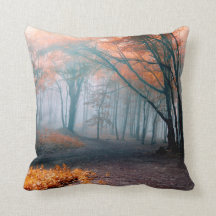 Herbstlaube in Foggy Woods Pillow