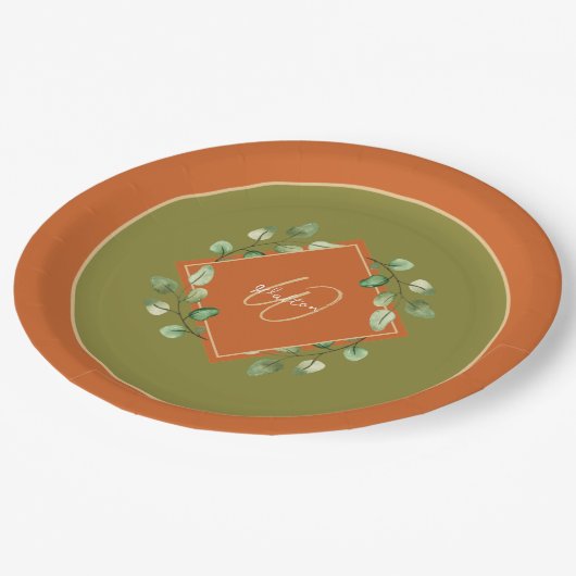 Herbstlaube Orange und Green Mit Monogramm Pappteller (Schrägansicht)