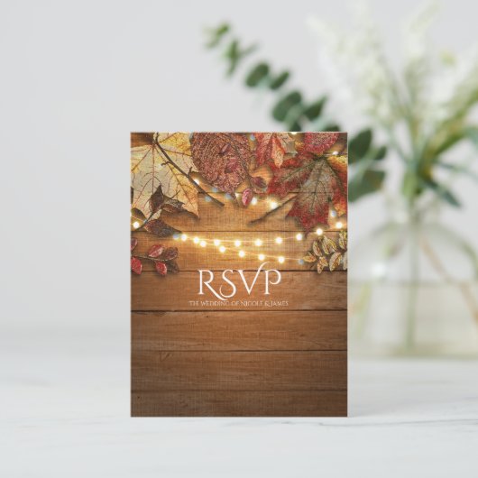 Herbstlaube & String Lights auf rustikalem Holz UA Einladungspostkarte (Stehend Vorderseite)