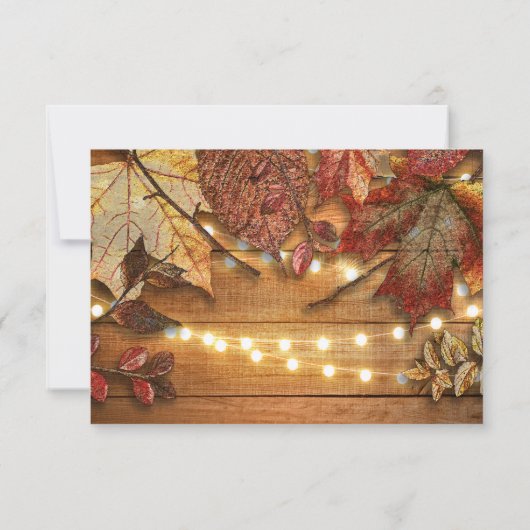 Herbstlaube & String Lights auf rustikalem Holz UA RSVP Karte (Rückseite)