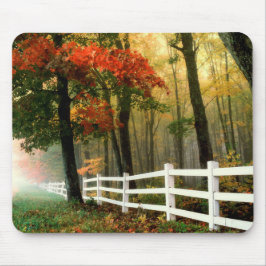 Herbstlaube und Baumhütten-Zaun-Mauspad Mousepad