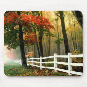 Herbstlaube und Baumhütten-Zaun-Mauspad Mousepad