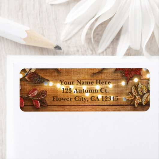 Herbstlaube und Lichter auf rustikalem Holz (Insitu)