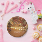 Herbstlaube und Lichter auf rustikalem Holz Pappteller (Party)