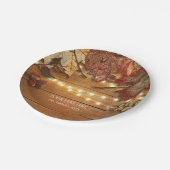 Herbstlaube und Lichter auf rustikalem Holz Pappteller (Schrägansicht)