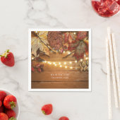 Herbstlaube und Lichter auf rustikalem Holz Serviette (Beispiel)