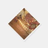 Herbstlaube und Lichter auf rustikalem Holz Serviette (Ecke)