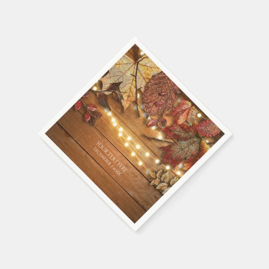 Herbstlaube und Lichter auf rustikalem Holz Serviette (Ecke)