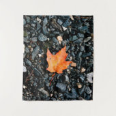 Herbstleaf auf schwarzen Felsen Wandteppich (Vorderseite)