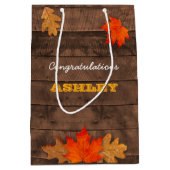 Herbstleaves & Barnwood Personalisierte Geschenkta Mittlere Geschenktüte (Vorderseite)