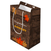 Herbstleaves & Barnwood Personalisierte Geschenkta Mittlere Geschenktüte (Vorderseite Schrägansicht)