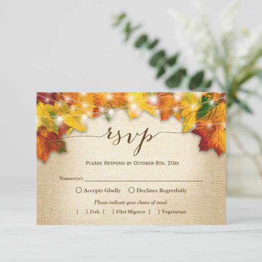 Herbstleaves String Lights Burlap Wedding RSVP Karte (Stehend Vorderseite)