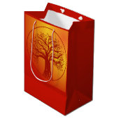 Herbstlich gefärbte Geschenktasche mit Baumdesign Mittlere Geschenktüte (Vorderseite Schrägansicht)