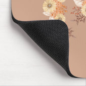 Herbstliche Blüte – Warmes Beige und Orange Blumen Mousepad (Ecke)