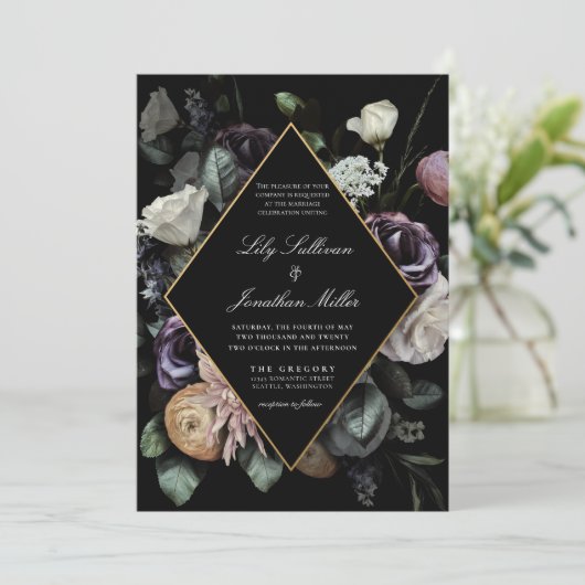 Herbstliche dunkle Moody Lila Blumengestelle Einladung (Stehend Vorderseite)