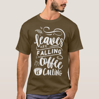 Herbstliche Herbstlaube fallen Kaffee ist rufenT- T-Shirt