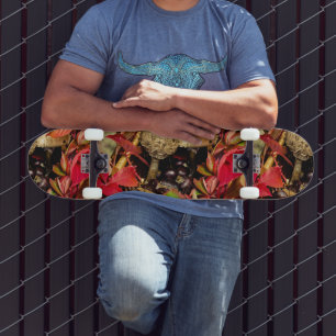 Herbstliche Herbstlaube, Kastanienpilze Foto Skateboard