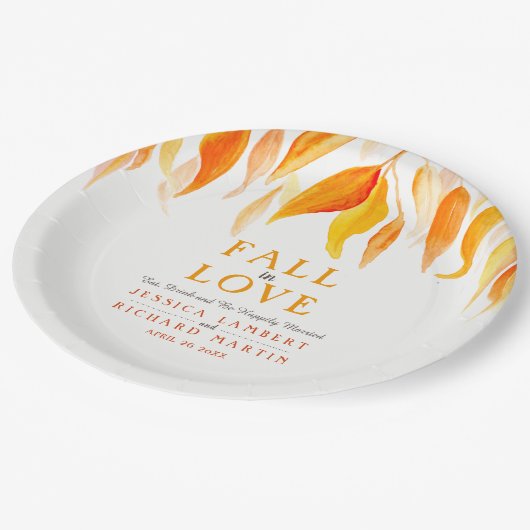 Herbstliche Orangenhochzeit in der Liebe Blätter Pappteller (Schrägansicht)