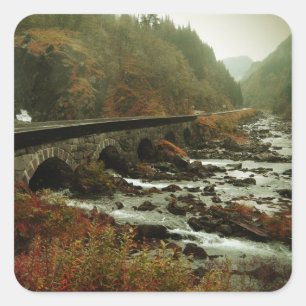 Herbstliche Wald- und Flusslandschaft Quadratischer Aufkleber