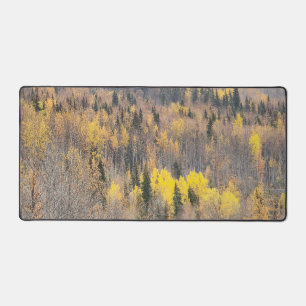 Herbstliche Waldlandschaft mit goldenen Bäumen Schreibtischunterlage