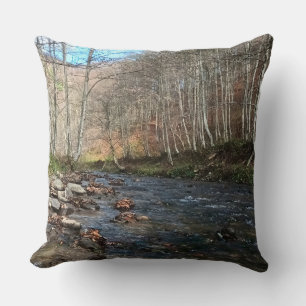 Herbstlicher Gebirgsfluss – Wilde Natur Rumänien Kissen