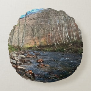 Herbstlicher Gebirgsfluss – Wilde Natur Rumänien Rundes Kissen