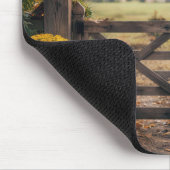 Herbstliches Bauernhof-Tor mit Bogen Mousepad (Ecke)