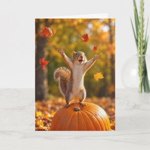 Herbstliches Eichhörnchen wirft Blätter in die Luf Karte