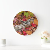 Herbstmaple-Blätter decken Birkenrinde im Wald ab Große Wanduhr (Zuhause)