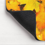 Herbstmaple-Blätter mit Herbstfarben Mousepad (Ecke)