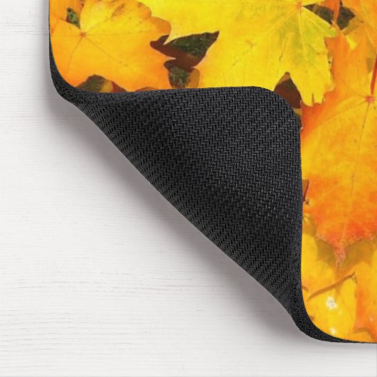 Herbstmaple-Blätter mit Herbstfarben Mousepad (Ecke)