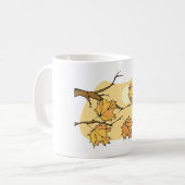 Herbstmaple-Blätter mit Zweigen und Sonnenuntergan Kaffeetasse (Vorderseite Links)