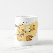 Herbstmaple-Blätter mit Zweigen und Sonnenuntergan Kaffeetasse