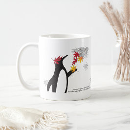 Herbstmaple-Blätter und Niedlicher Funny Pinguin Kaffeetasse