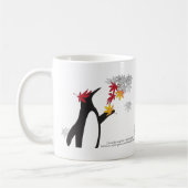 Herbstmaple-Blätter und Niedlicher Funny Pinguin Kaffeetasse (Links)