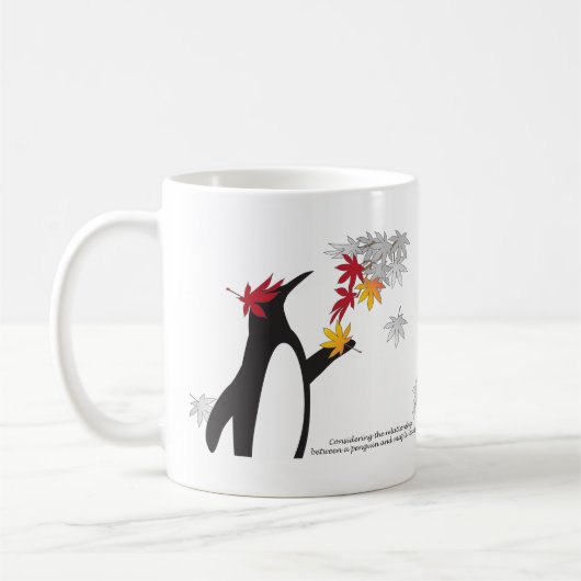 Herbstmaple-Blätter und Niedlicher Funny Pinguin Kaffeetasse (Links)
