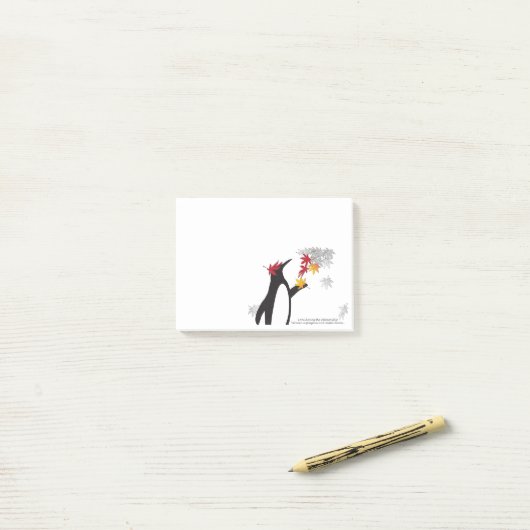 Herbstmaple-Blätter und Niedlicher Funny Pinguin Post-it Klebezettel (Auf Schreibtisch)