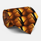 Herbstmond strahlt durch den Baum Krawatte (Gerollt)