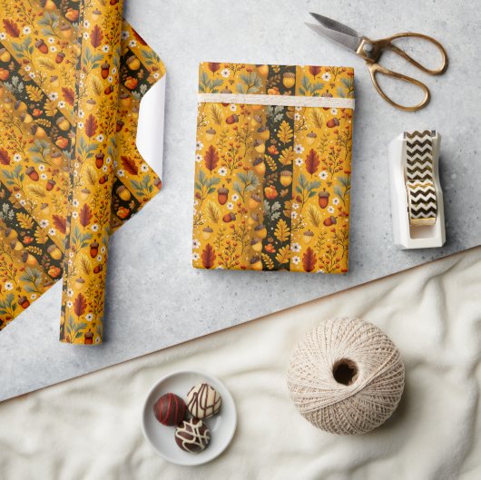 Herbstmuster mit Eicheln, weißen Blumen Geschenkpapier (Kunsthandwerk)