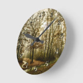 Herbstnebel im Wald Runde Wanduhr (Winkel)