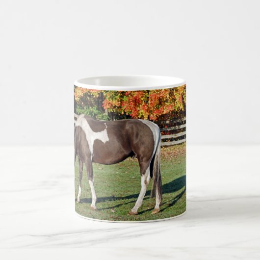 Herbstpaint Horse in Weide Kaffeetasse (Mittel)